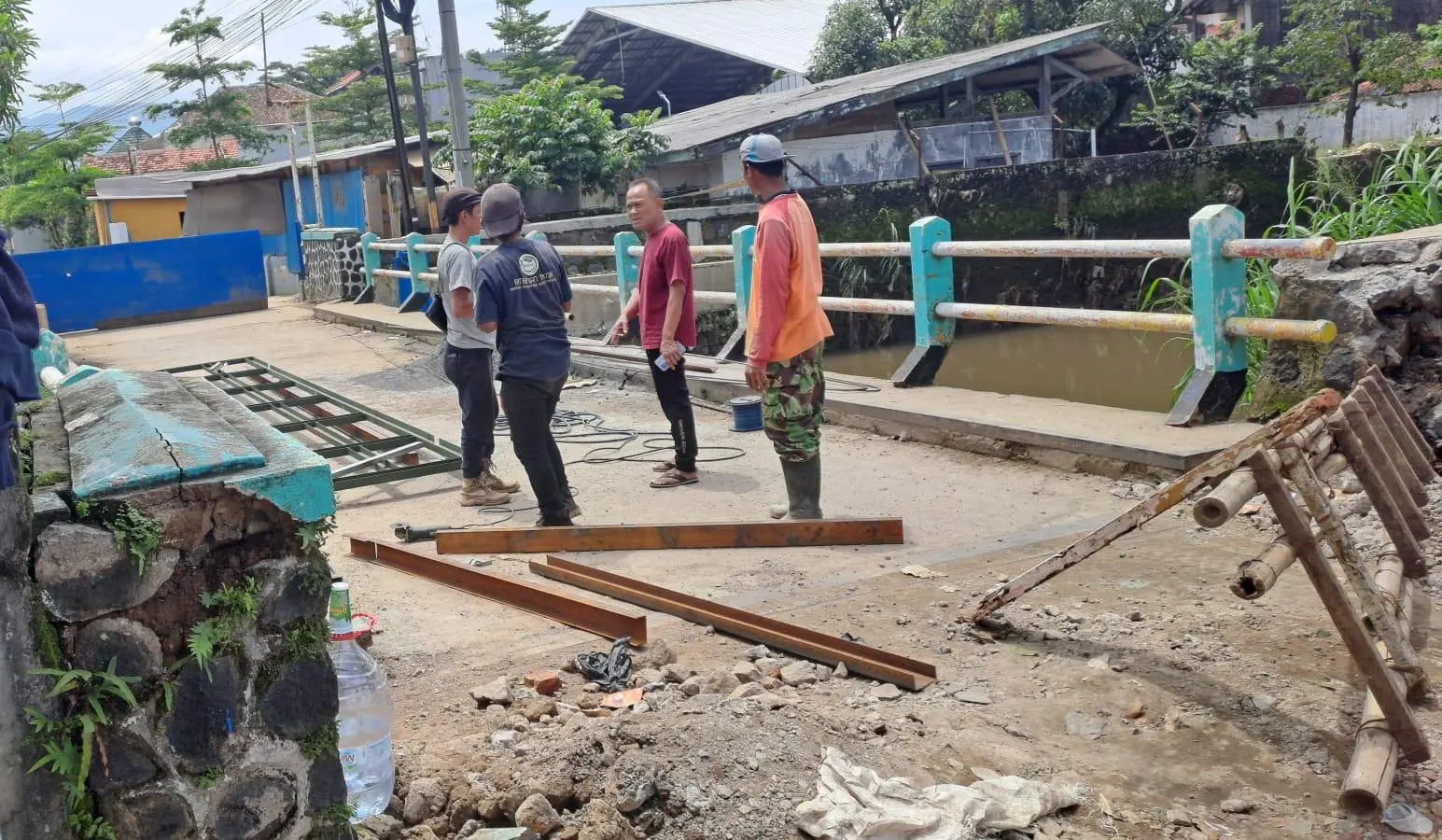 Ketua Pentahelix Dayeuhkolot Pantau Progres Pembangunan Pintu Jembatan Sukabirus, Upaya Tanggulangi Banjir