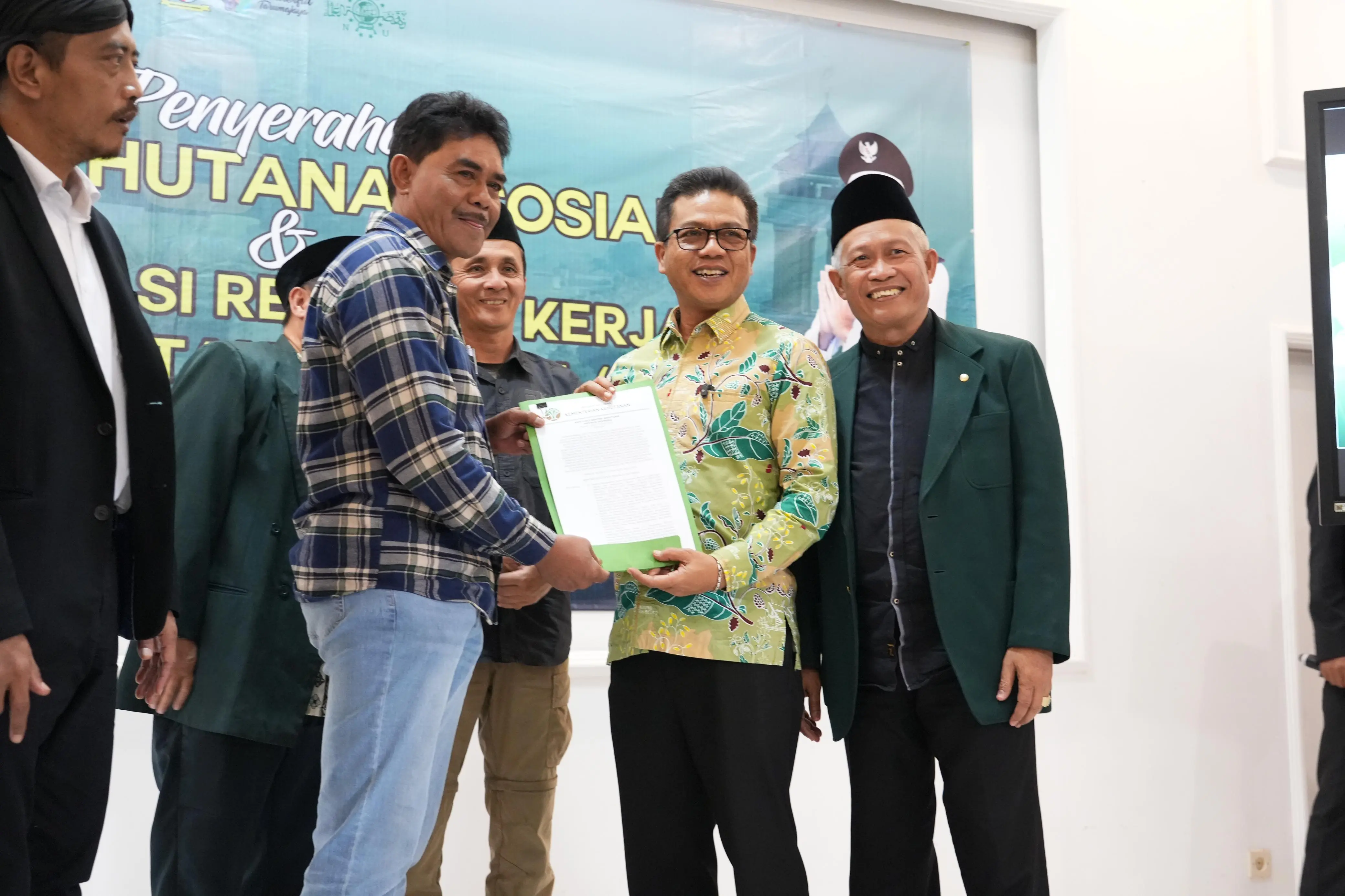 Penyerahan SK Perhutanan Sosial, Kang DS Tegaskan Apabila Ada Pelanggaran Kapanpun Bisa Dicabut