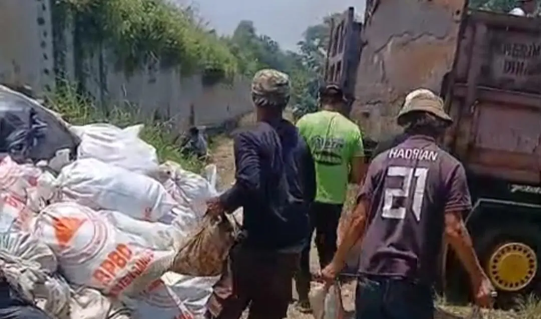 Dinas LH Gercep Angkut Sampah Dampak Banjir, Dorong Pemulihan di Desa Dayeuhkolot