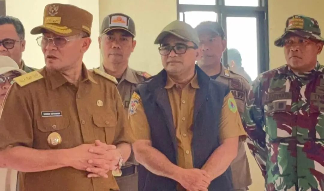 Wagub Jabar Erwan Setiawan Tinjau Dampak Banjir Dayeuhkolot, Didampingi Camat Asep Suryadi