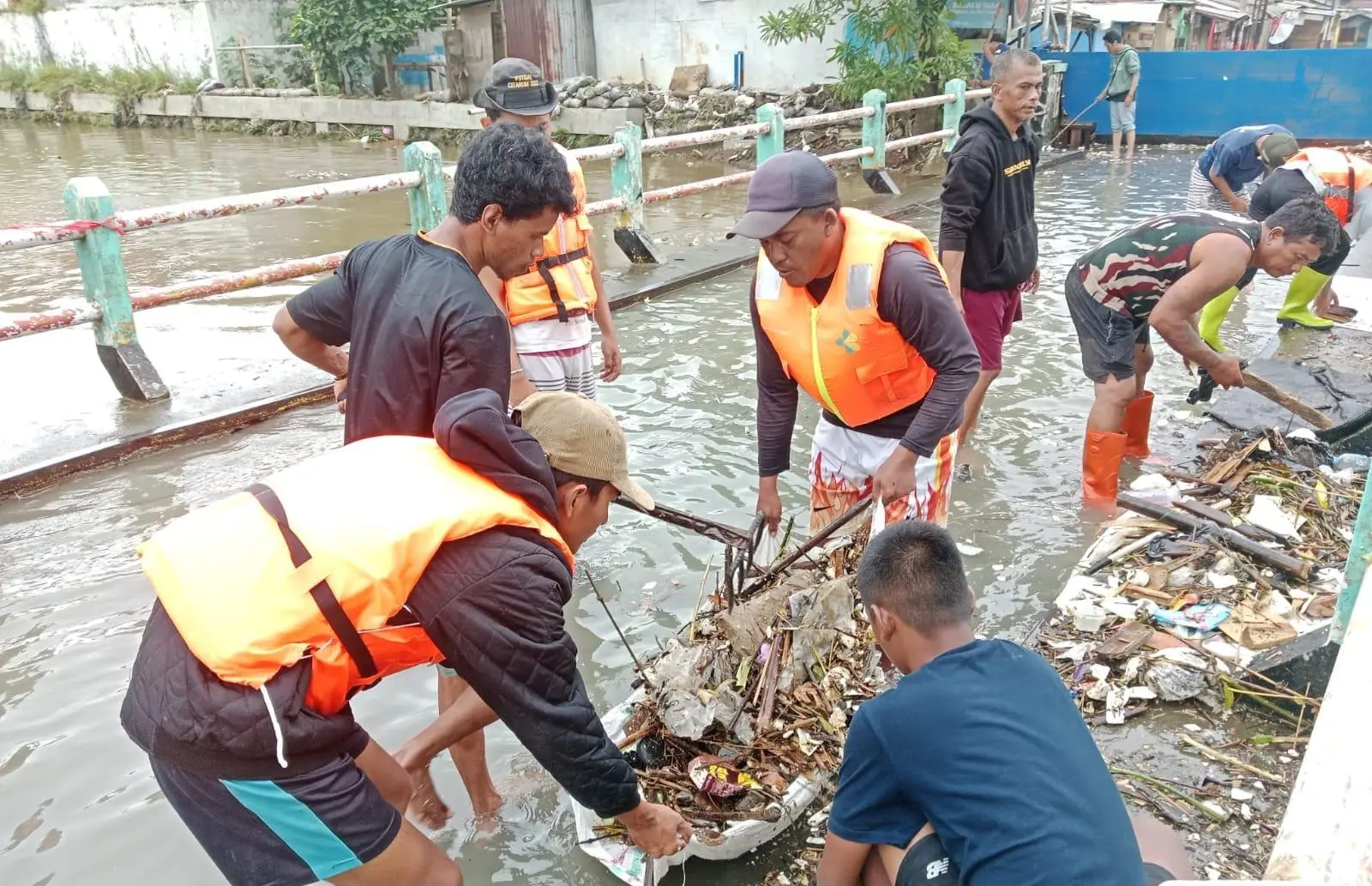 Semangat Bedas! PRIMA Bersihkan Material Sampah di Jembatan Cigede