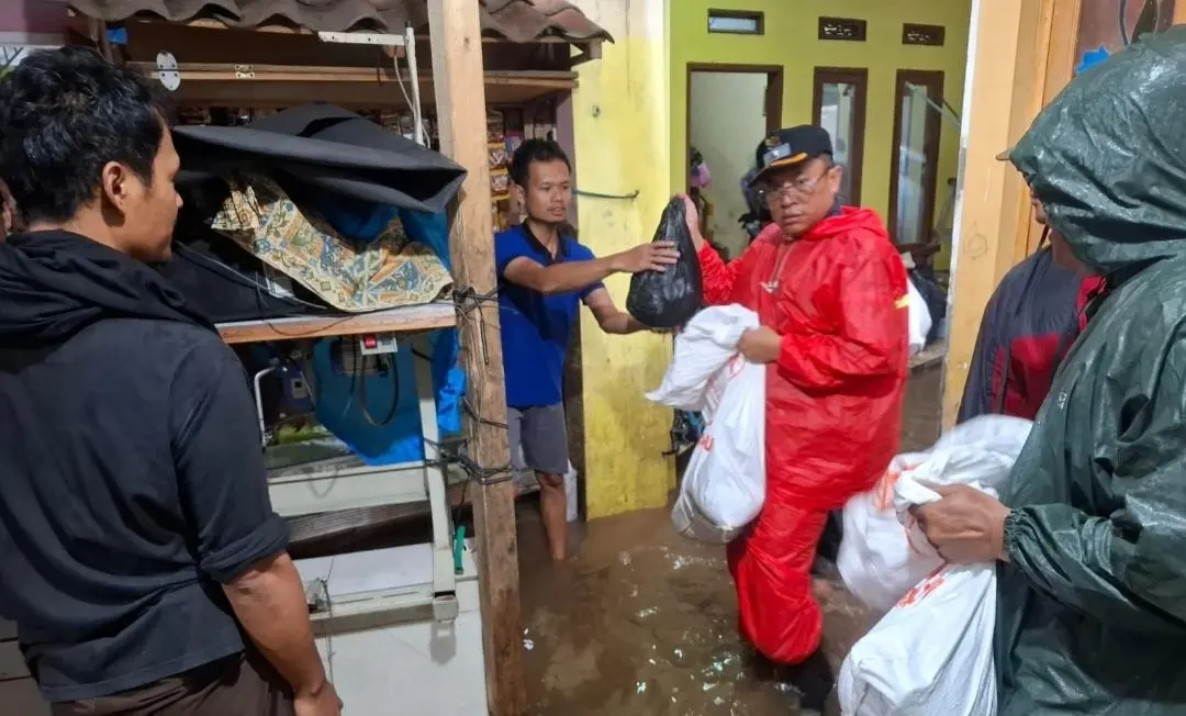 Kades Cangkuang Wetan Asep Kusmiadi: Berdiri di Garis Depan Saat Banjir, Teguh Lindungi Warga