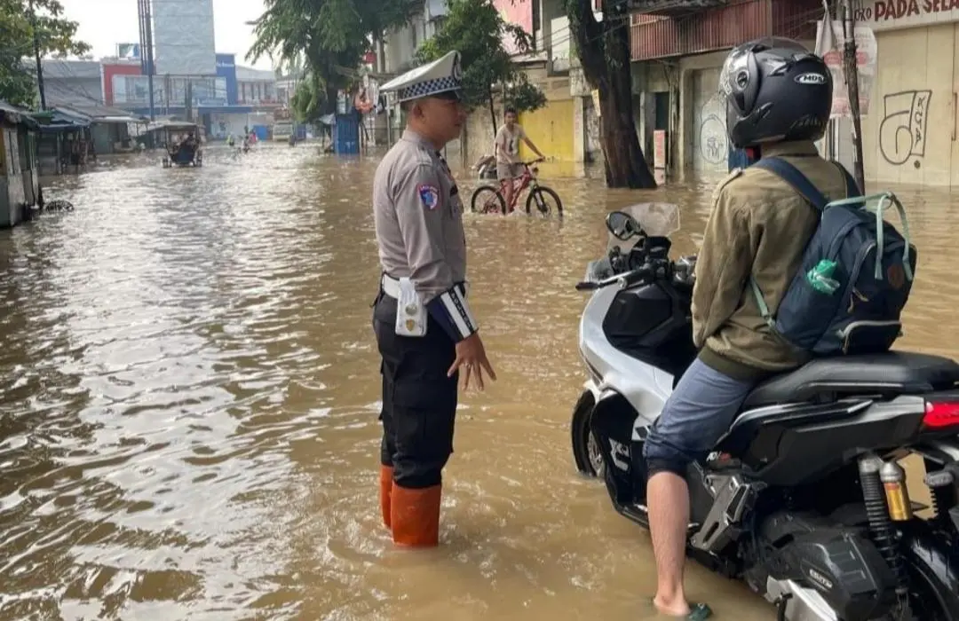Akses Jalan Raya Dayeuhkolot Putus Akibat Banjir, Polisi Lakukan Pengalihan Arus