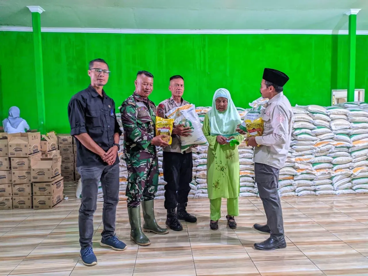 Babinsa Manggungharja dan Bhabinkamtibmas Dampingi Penyaluran Bantuan Pangan Kemensos untuk 777 KPM
