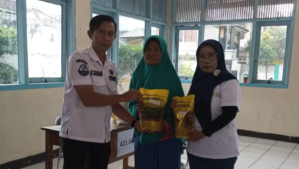 Kesra Cangkuang Kulon Cep Hamzah Gelar Aksi Simbolis Pembagian Beras dan Minyak Goreng untuk Warga Kurang Mampu