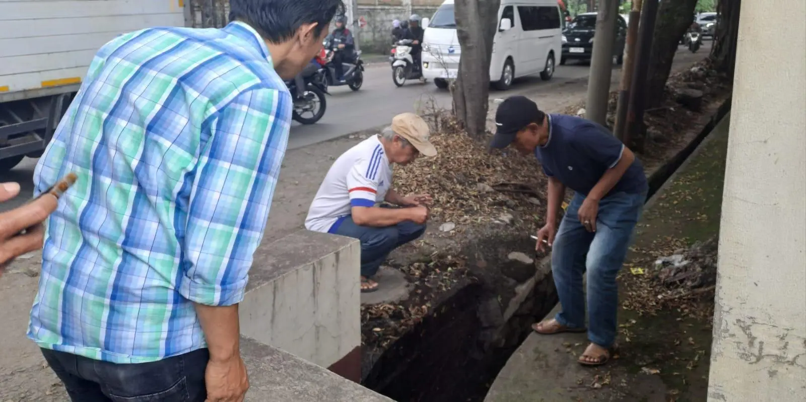 Oknum Perusahaan Diduga Buang Limbah Hitam ke Drainase Jalan Raya Dayeuhkolot, Tim Pentahelix Turun Tangan