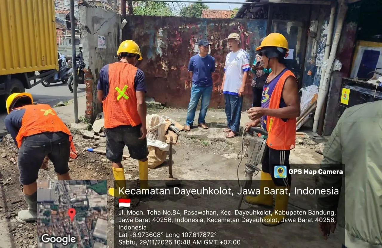 Ketua Pentahelix Dayeuhkolot Pantau Drainase Tersumbat Kabel PLN di Palasari