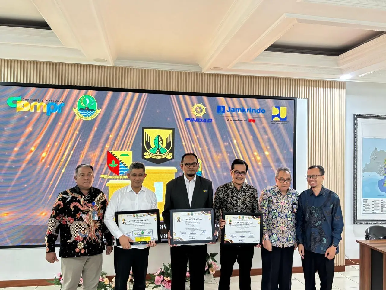 Sabet 3 Penghargaan, DPUTR Kab.Bandung Juara Umum Penyelenggaraan Jasa Konstruksi Tingkat Jabar