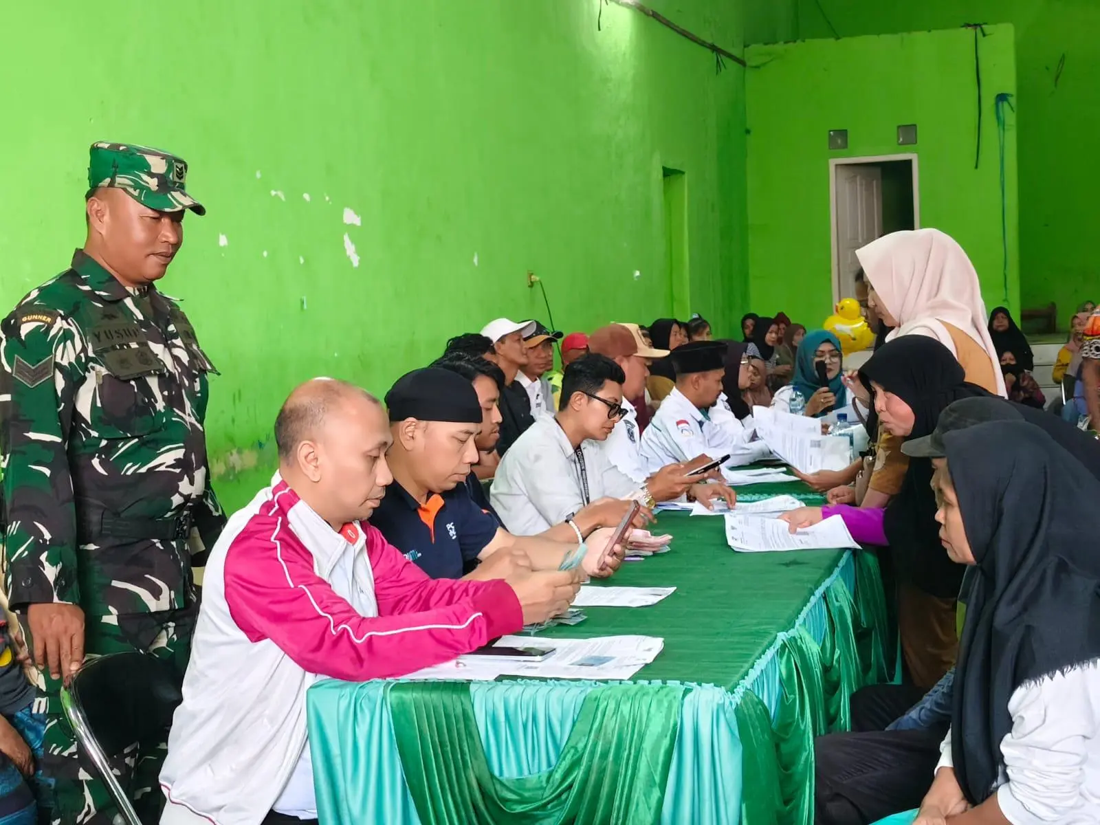 Babinsa dan Bhabinkamtibmas Manggungharja Kawal Penyaluran BLTS-Kesra Akhir Tahun 2025, Pastikan Aman dan Tepat Sasaran