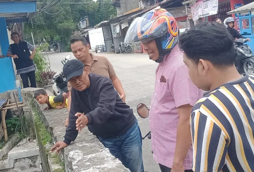 Tim Pentahelix Pantau Kondisi Sungai dan Drainase di Dayeuhkolot