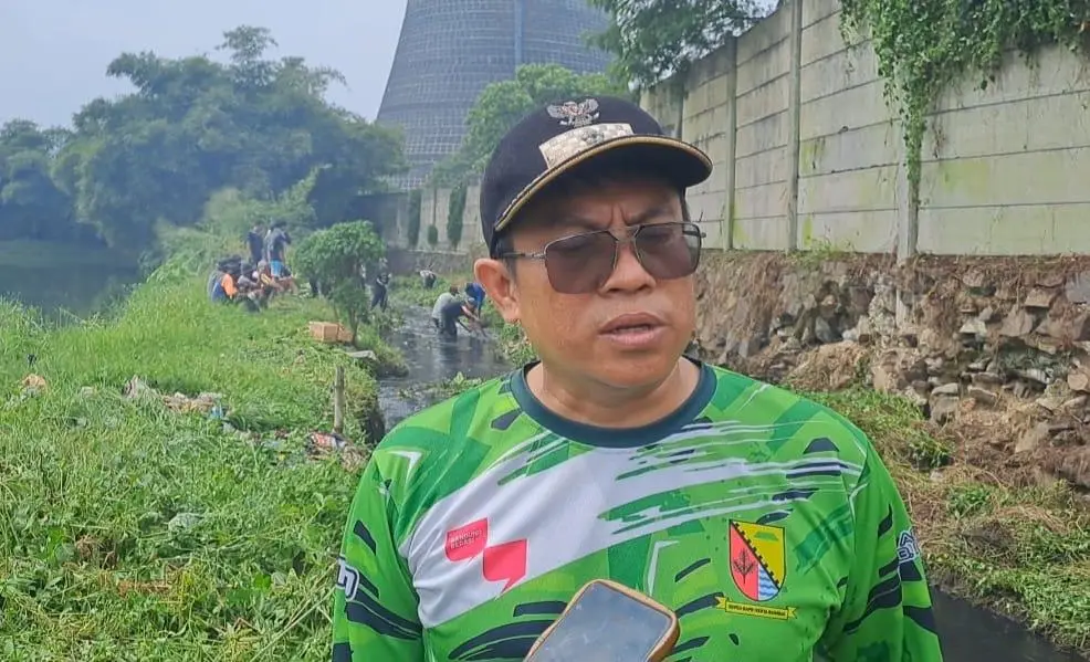 Kades Cangkuang Wetan Asep Kusmiadi Bersama Warga Bersihkan Material Sampah di Saluran Air Cinyungcung