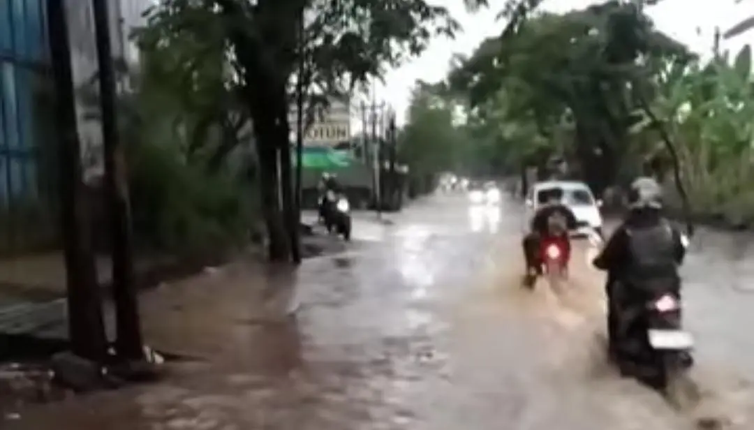 Hujan Deras Rendam Cidawolong Majalaya, Ketinggian Air Capai Lutut Orang Dewasa