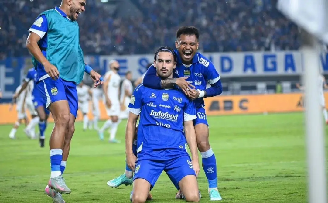Penalti Andrew Jung Bawa Persib Taklukkan Dewa United 1-0, Beckham Putra Dikartu Merah