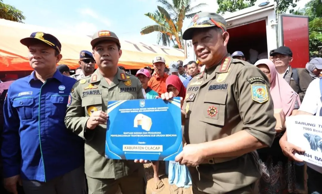 Respons Cepat Penanganan Longsor, Kemendagri Serahkan 4 Tenda Posko