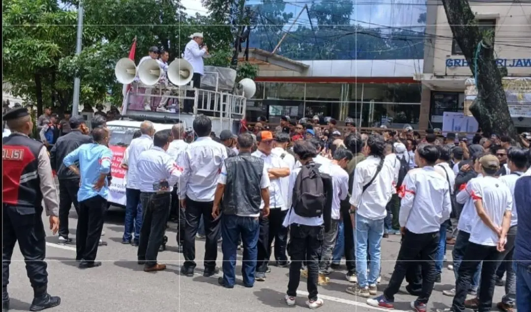 Ratusan Orang Gembok Kantor Kadin Jabar, Minta Sikap Tegas Anindya Bakrie