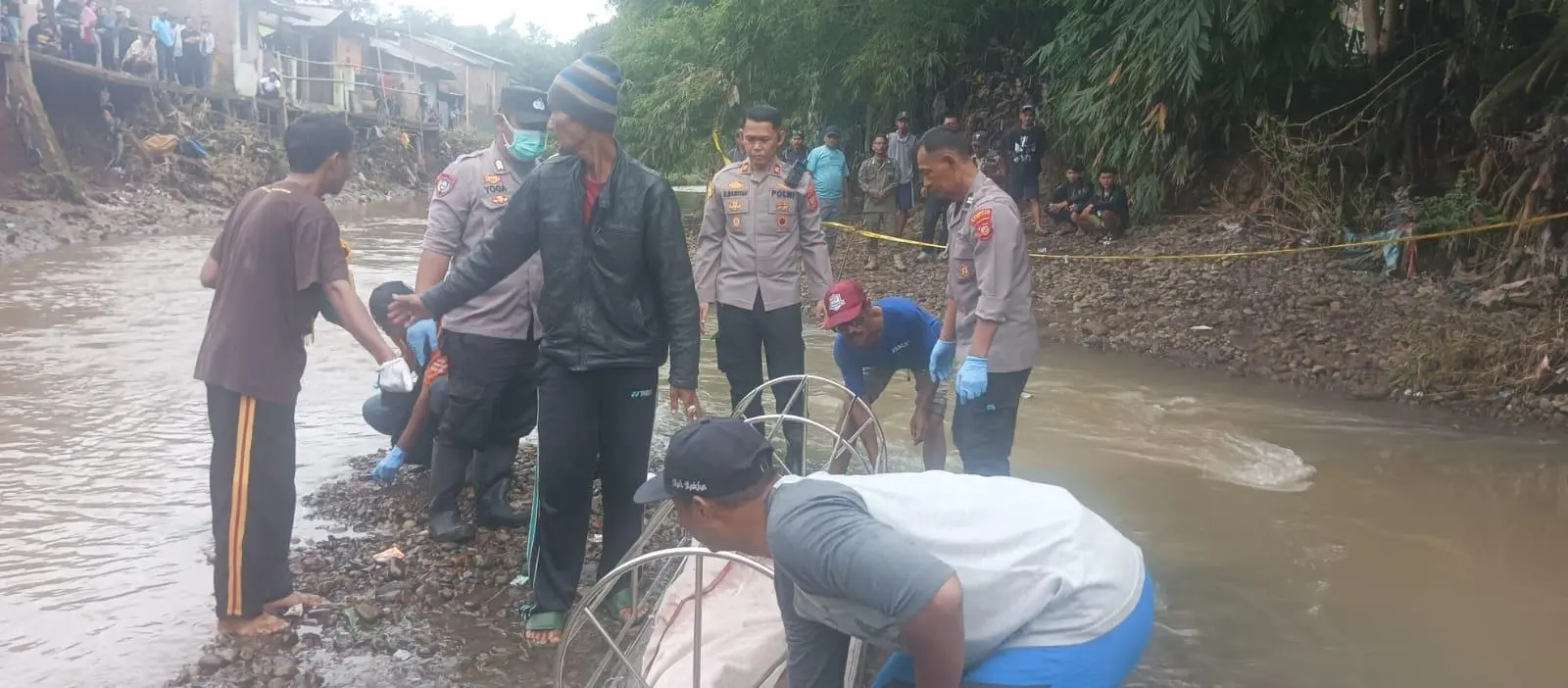 Warga Temukan Pria Tewas di Sungai Cirasea Ciparay, Keluarga Tolak Autopsi