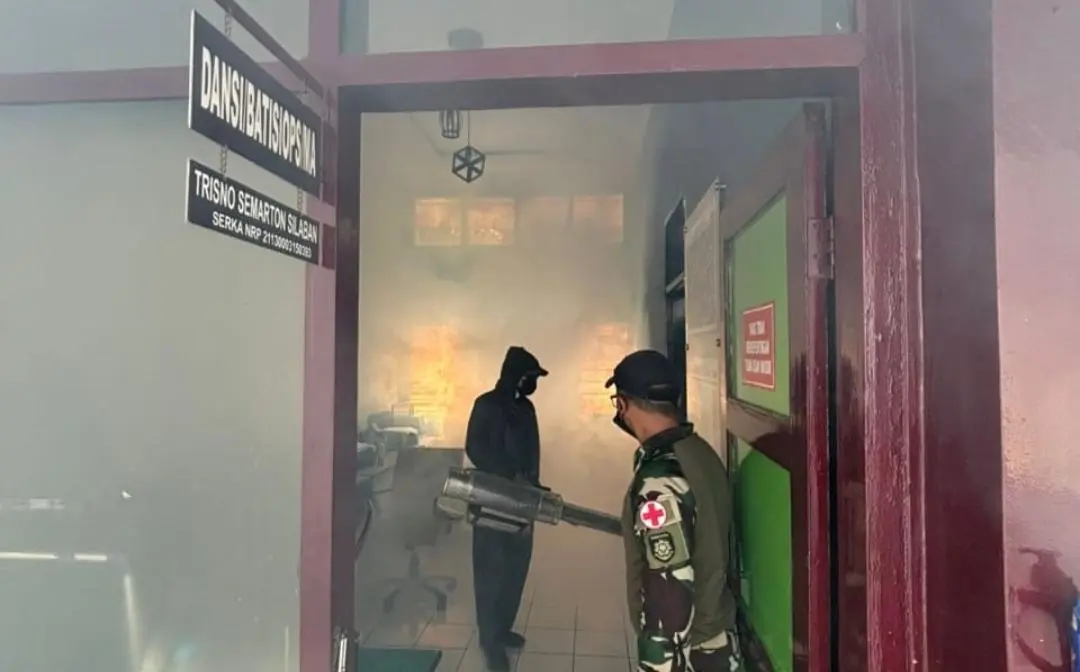 Tri Dharma Siaga Musim Hujan Gelar Fogging Cegah DBD di Asrama Yonif 330/TD