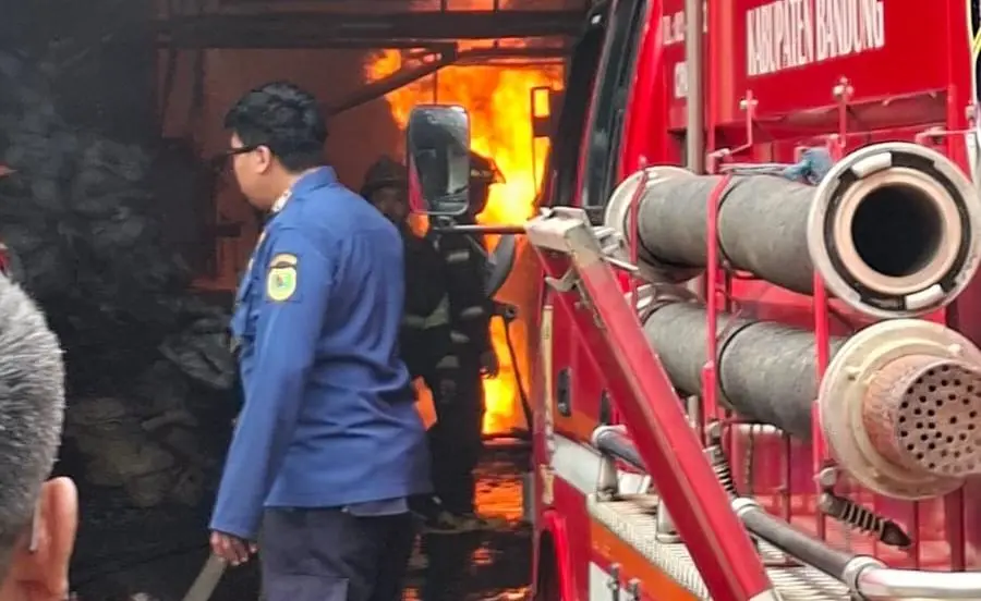 Kebakaran Melanda Pabrik Daur Ulang Oli di Ciparay, Api Berhasil di Jinakan Tanpa Korban Jiwa