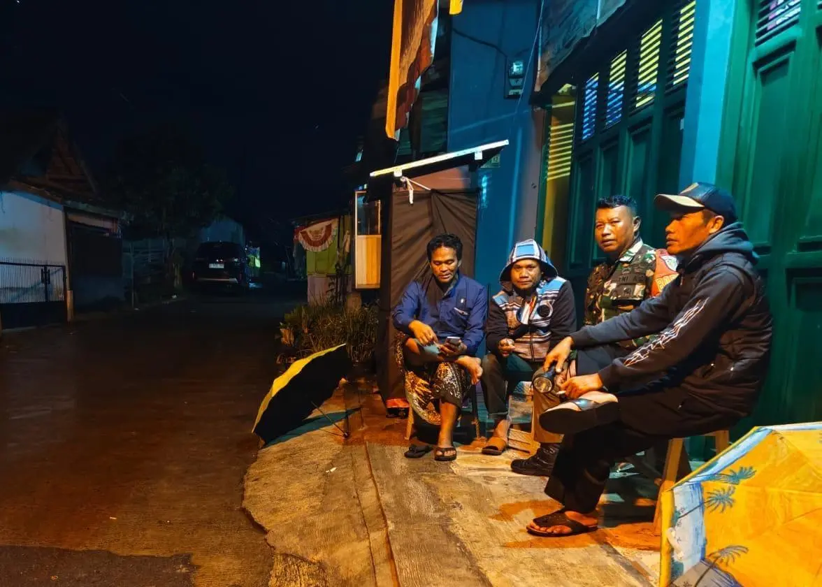 Babinsa Desa Manggungharja Lakukan Pengecekan Siskamling untuk Tingkatkan Kamtibmas