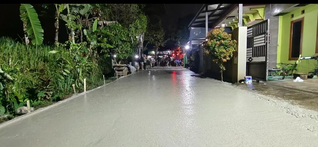 Tingkatkan Infrastruktur, Pemdes Biru Bangun Jalan Rabat Beton Penghubung Dua Kampung