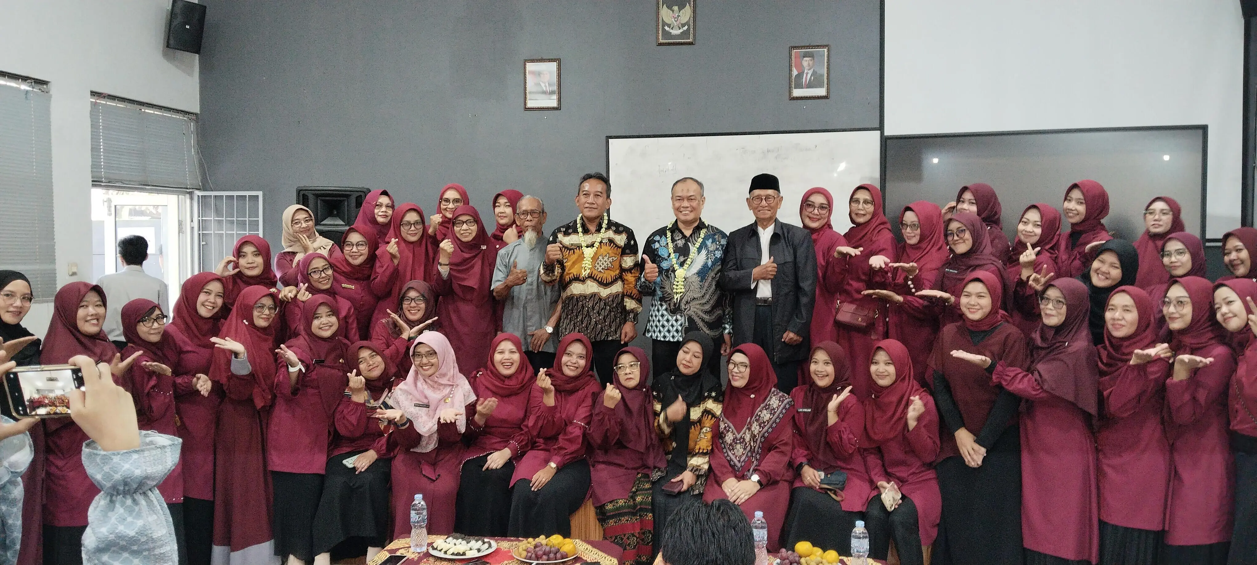 Suasana Haru Warnai Lepas Sambut Kepala Sekolah SMKN 1 Majalaya dan SMKN 1 Rancaekek