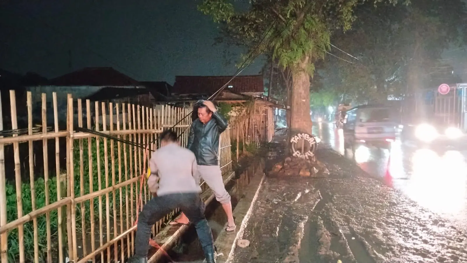 Polsek Ciparay Polresta Bandung Respons Cepat Atas Robohnya “Tiang Ghoib” di Jalan Raya Laswi