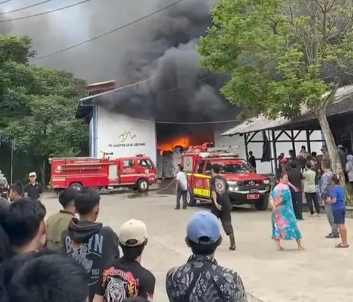 Kebakaran Hebat Landa Pabrik di Cikancung, Belasan Unit Damkar Dikerahkan