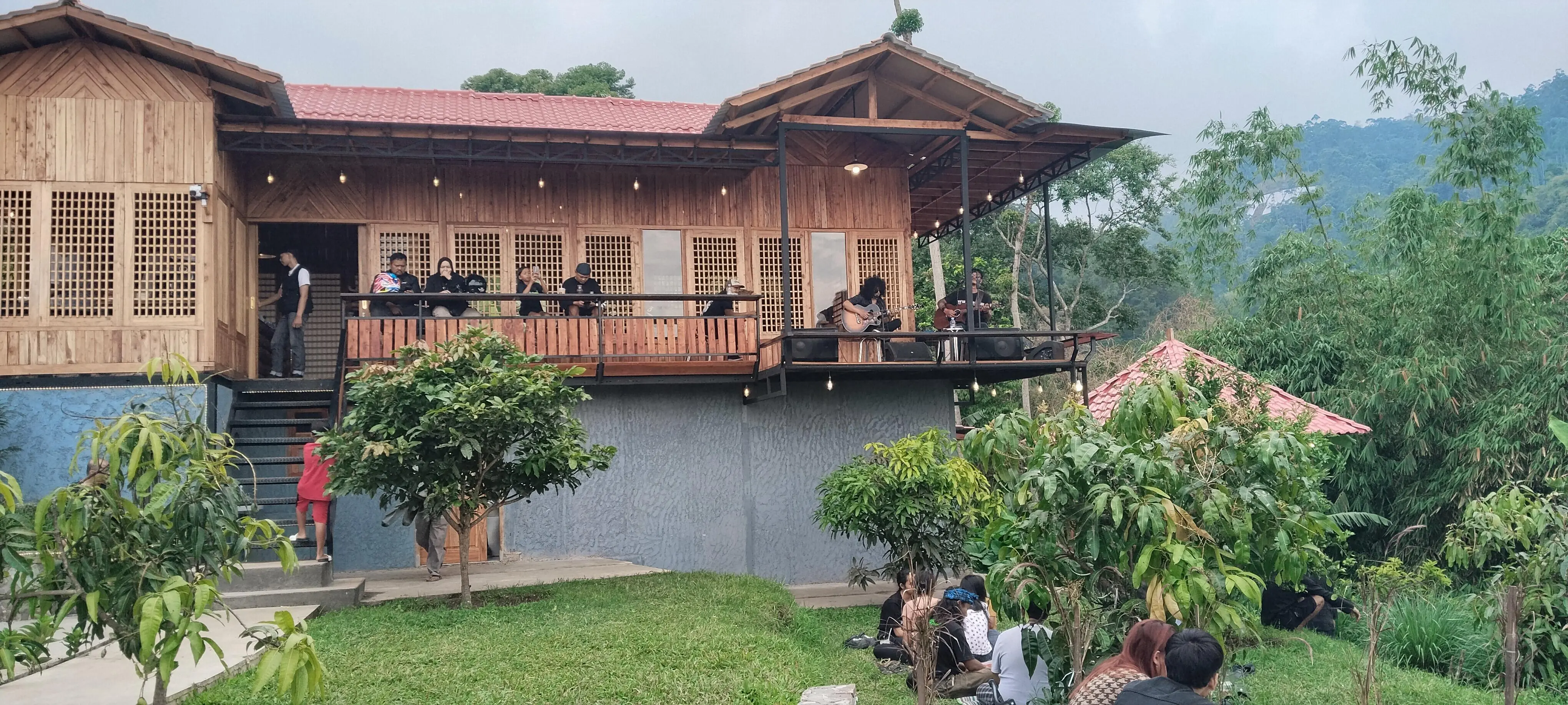 Balok Kamojang, Tempat Ngopi Bernuansa Alam dengan Pemandangan Pegunungan yang Menawan