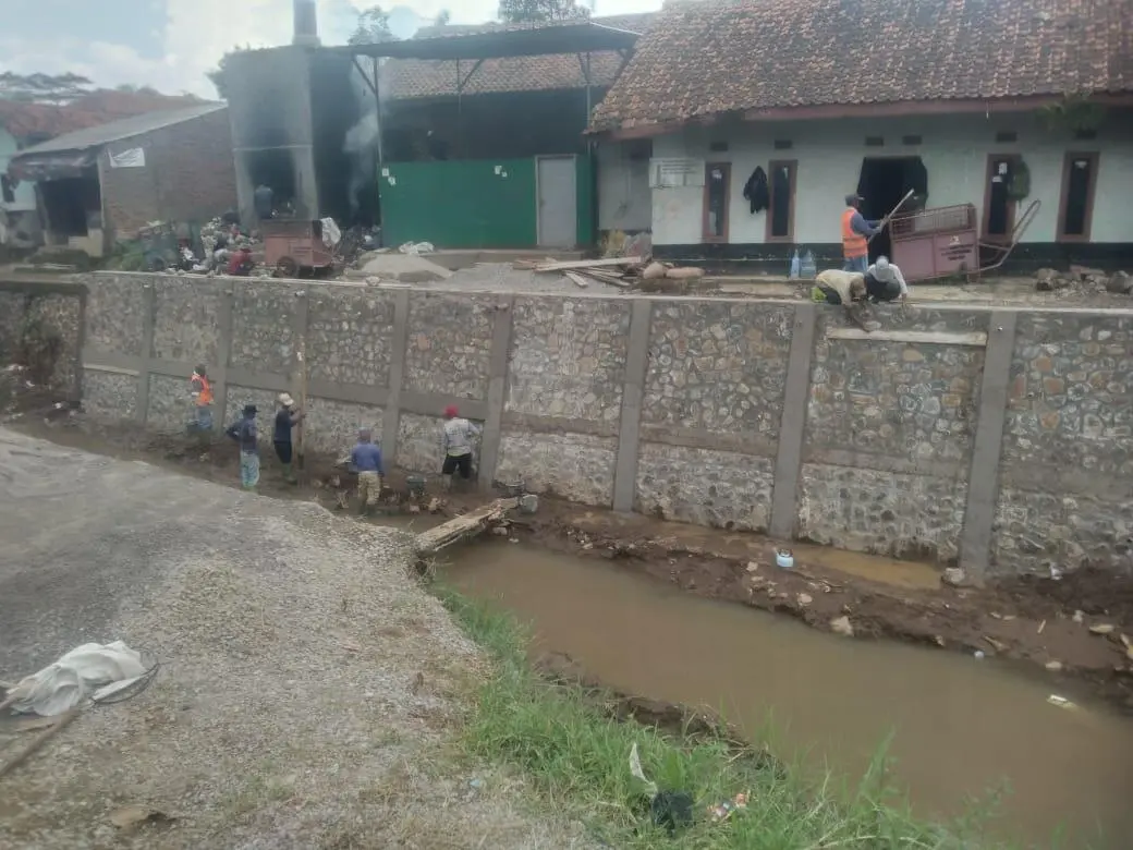 CV Akila Putera Kerjakan TPT Anak Sungai Citarum di Kp Gandok Tanggulun