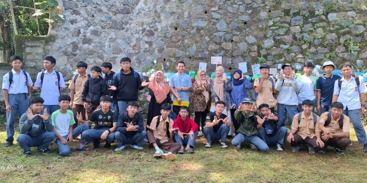 Kader Edukasi Pengendalian Perubahan Iklim dan Konservasi Bedas, Sulap Limbah Galon Jadi Media Tanam di SMK PGRI Cibaribis