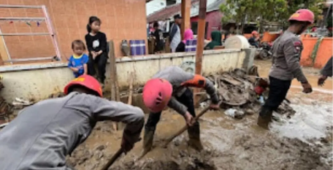 Respon Cepat Tim SAR Sat Brimob Polda Jabar Pasca Banjir Bandang di Kecamatan Cisolok Kabupaten Sukabumi