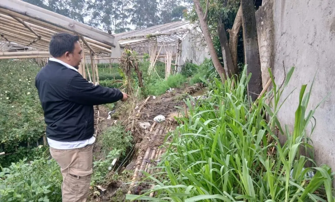 Pemdes Cihanjuang Rahayu Respon Cepat Tangani Banjir di SMPN 1 Parongpong
