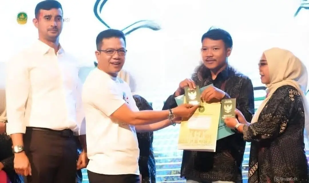 Bupati Bandung Serahkan Dokumen Hasil Isbat Nikah Kepada Pasangan Sah Secara Hukum