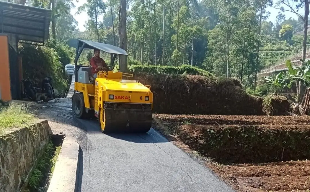 Pemdes Tribakti Mulya Tingkatkan Infrastruktur Desa Lewat Pengaspalan Jalan Hotmix