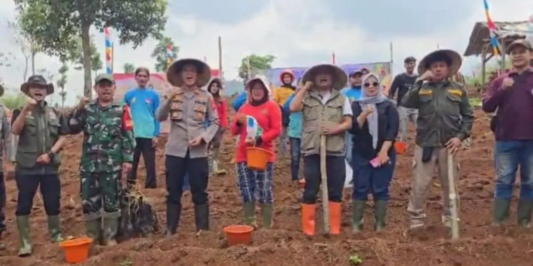 Kapolsek Cikancung Pimpin Penanaman Jagung Untuk Swasembada Pangan Kuartal IV Tahun 2025 
