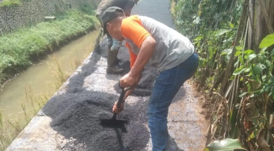 Pemdes Tanggulun Laksanakan Hot Mix Dari BKK Bonus Produksi Sesuai Bistek kualitas dan kuantitas.