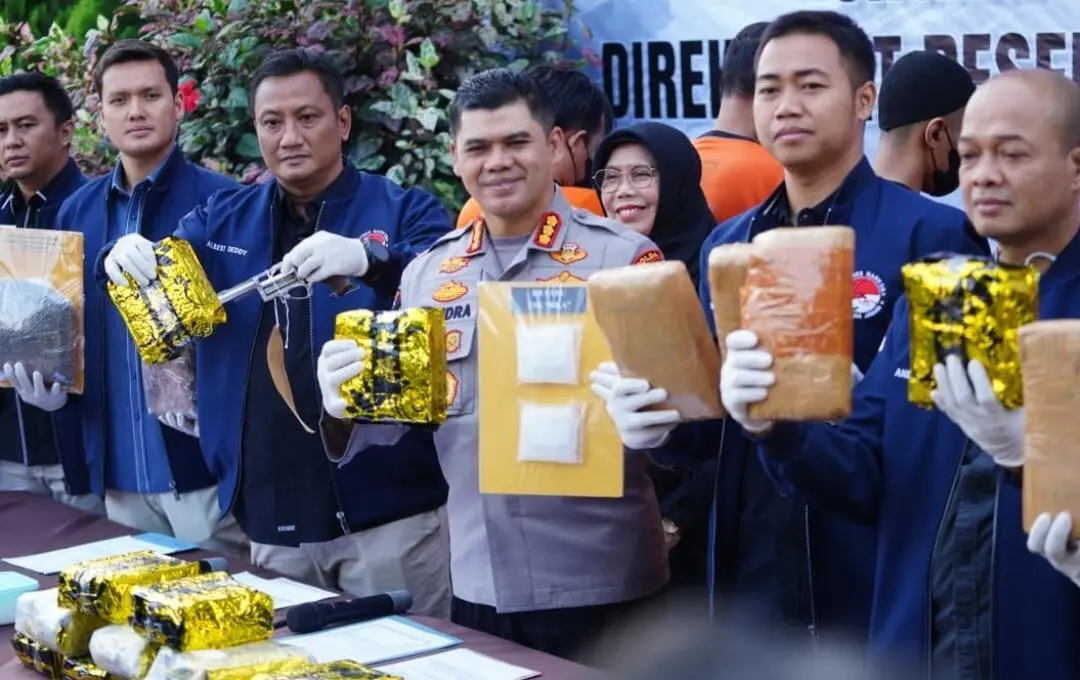 Polda Jabar Gagalkan Peredaran Narkoba Jaringan Internasional dan Lokal, 17,6 Kg Sabu, 19,5 Kg Ganja, dan Senjata Api Ilegal Disita