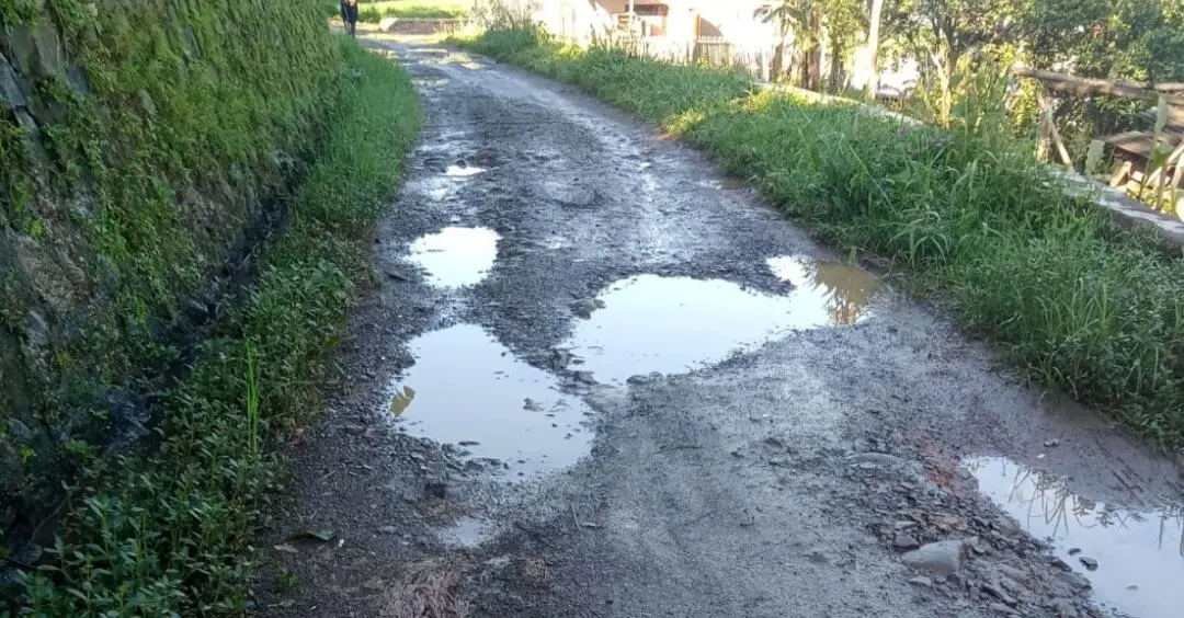 Warga Lamajang Bersyukur, Kang DS Gulirkan Rp371 Juta BKK Panas Bumi untuk Perbaikan Jalan