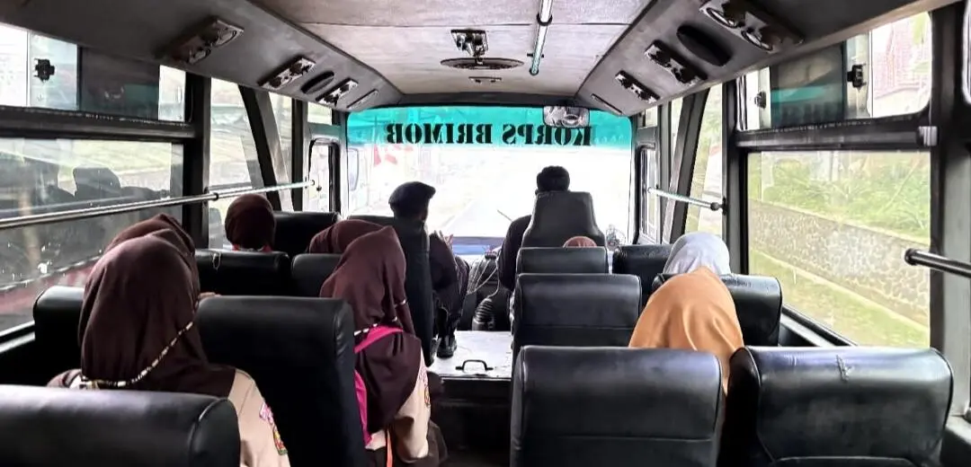Peduli Pendidikan, Sat Brimob Polda Jabar Hadirkan Bus Gratis Antar Pelajar Sekolah