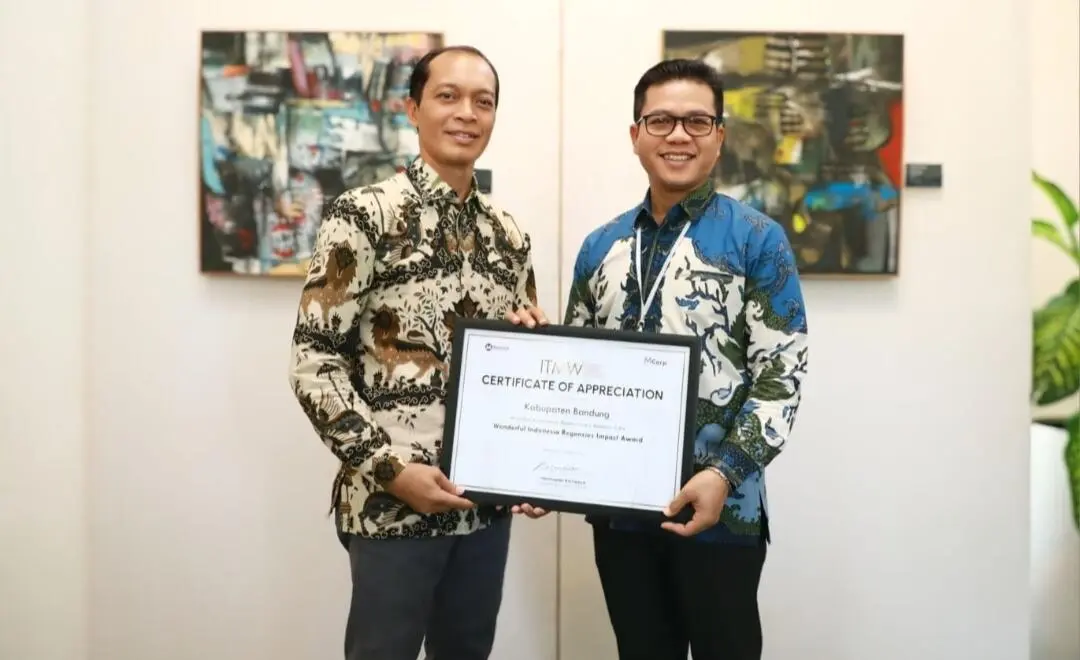 Pemkab Bandung Raih Penghargaan Indonesia People-Centric Regency pada Indonesia Tourism Marketing Week 2025