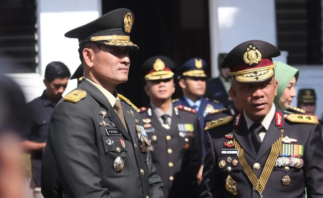Sinergitas TNI-Polri, Kapolda Jabar Beri Kue Ulang Tahun di HUT Ke-80 TNI