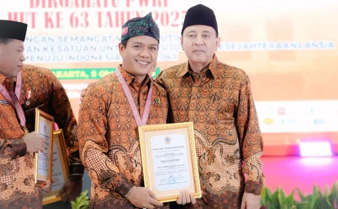 Dadang Supriatna Raih Penghargaan dan Tanda Kehormatan Wredatama Nugraha Utama dari PWRI 