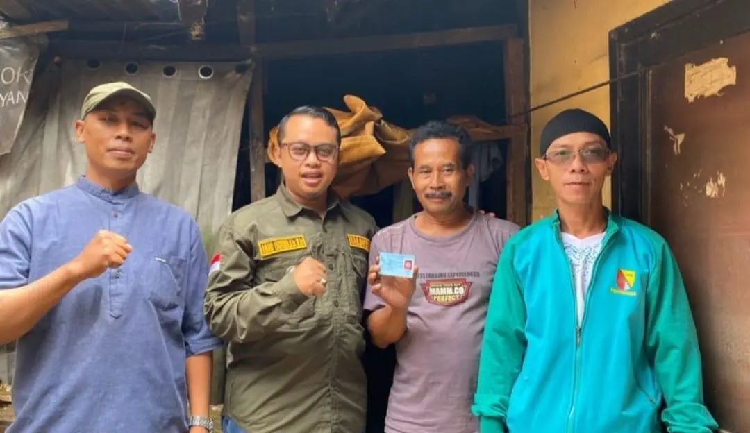 Camat Ciparay Antar KTP Door to Door ke Warga, Termasuk di Desa Cikoneng