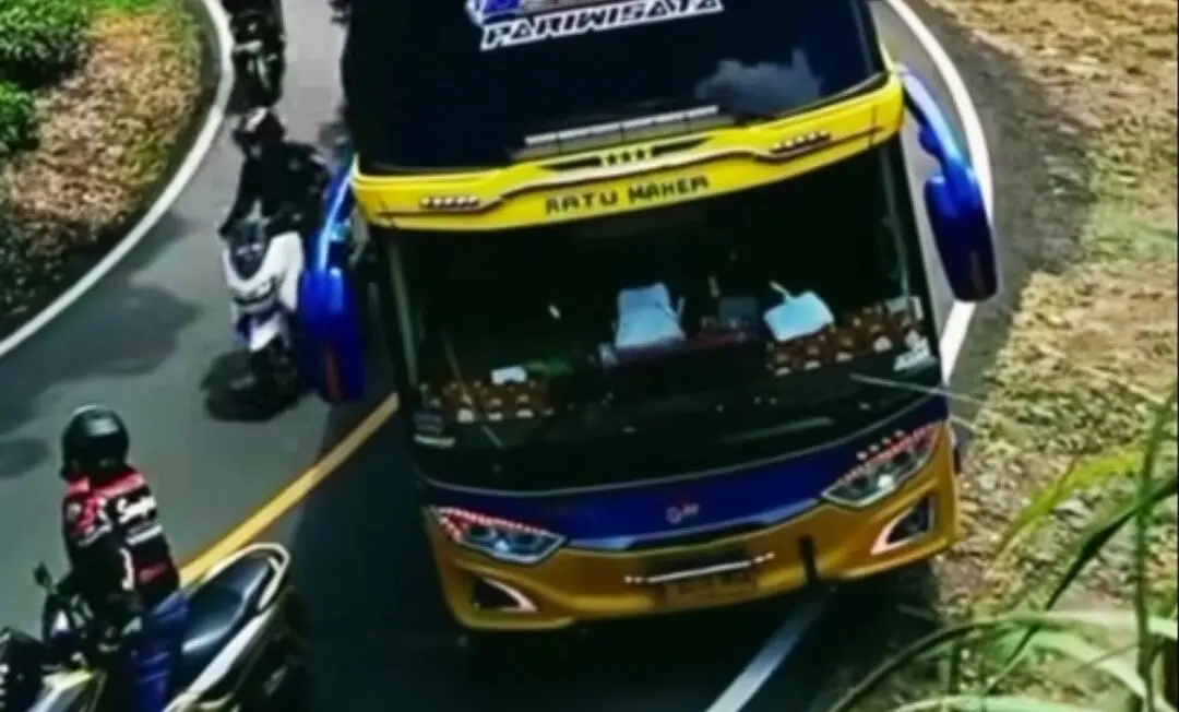 Pemotor BMC Hentikan Bus di Ciwidey, Akhirnya Ditilang Polisi