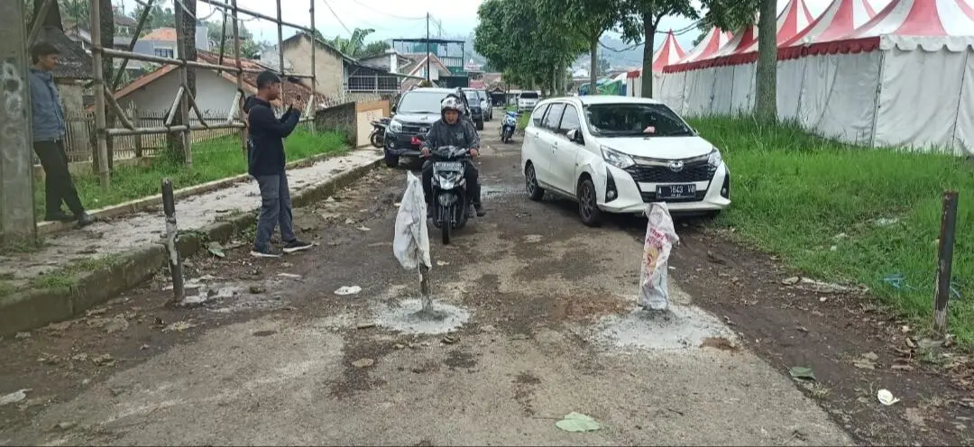 Pelayanan Masyarakat Kecamatan Pasirjambu Terhambat, Akses Jalan Ditutup