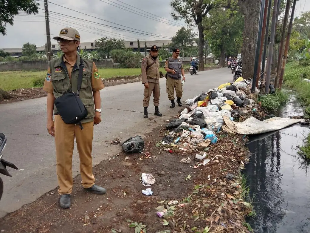 Satpol PP Majalaya Awasi Pembuangan Sampah Liar di Jalan Laswi Biru