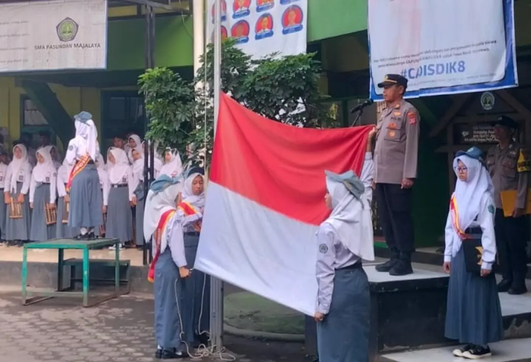 Polsek Majalaya Pimpin Upacara Bendera di SMA Pasundan Majalaya