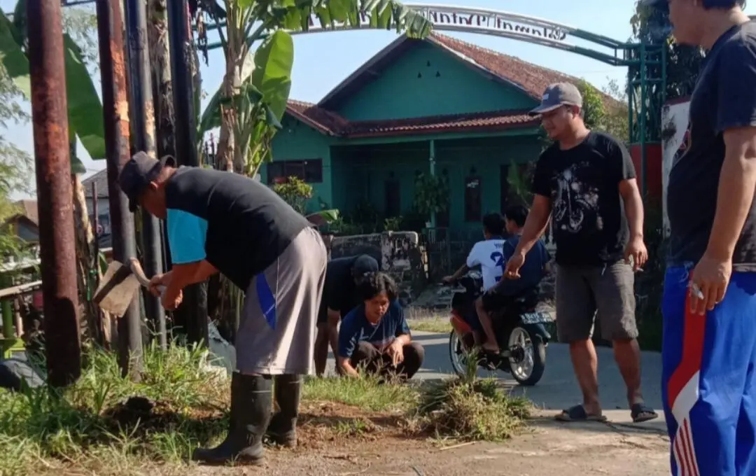 Warga Leuwinanggung Desa Talun Melaksanakan Kegiatan Kerja Bakti 
