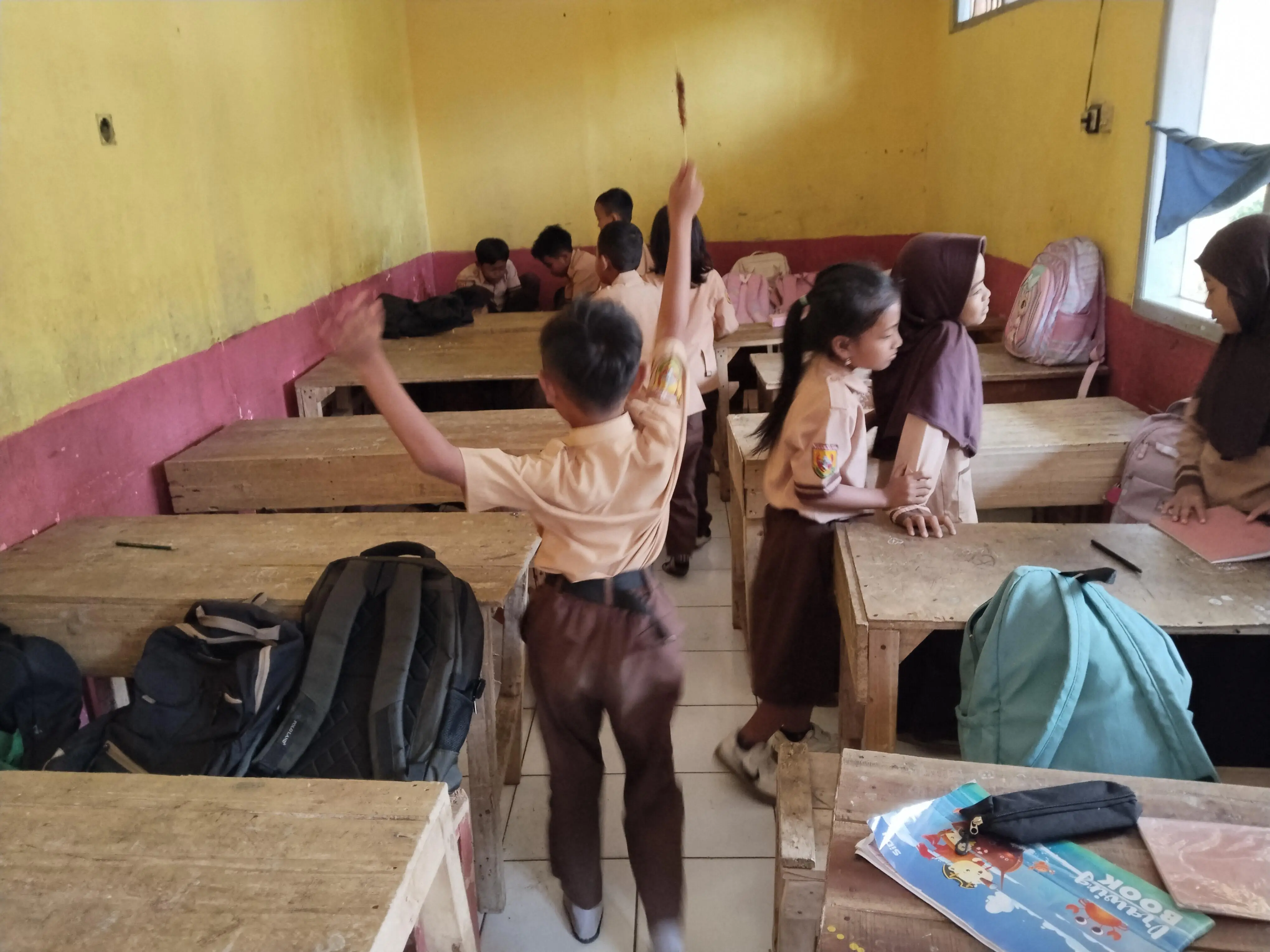 Anggota DPRD Fraksi Demokrat Dr.Raindra M Oto : Ruang Kelas SDN 1 Cibeunying Kurang Layak Untuk Belajar