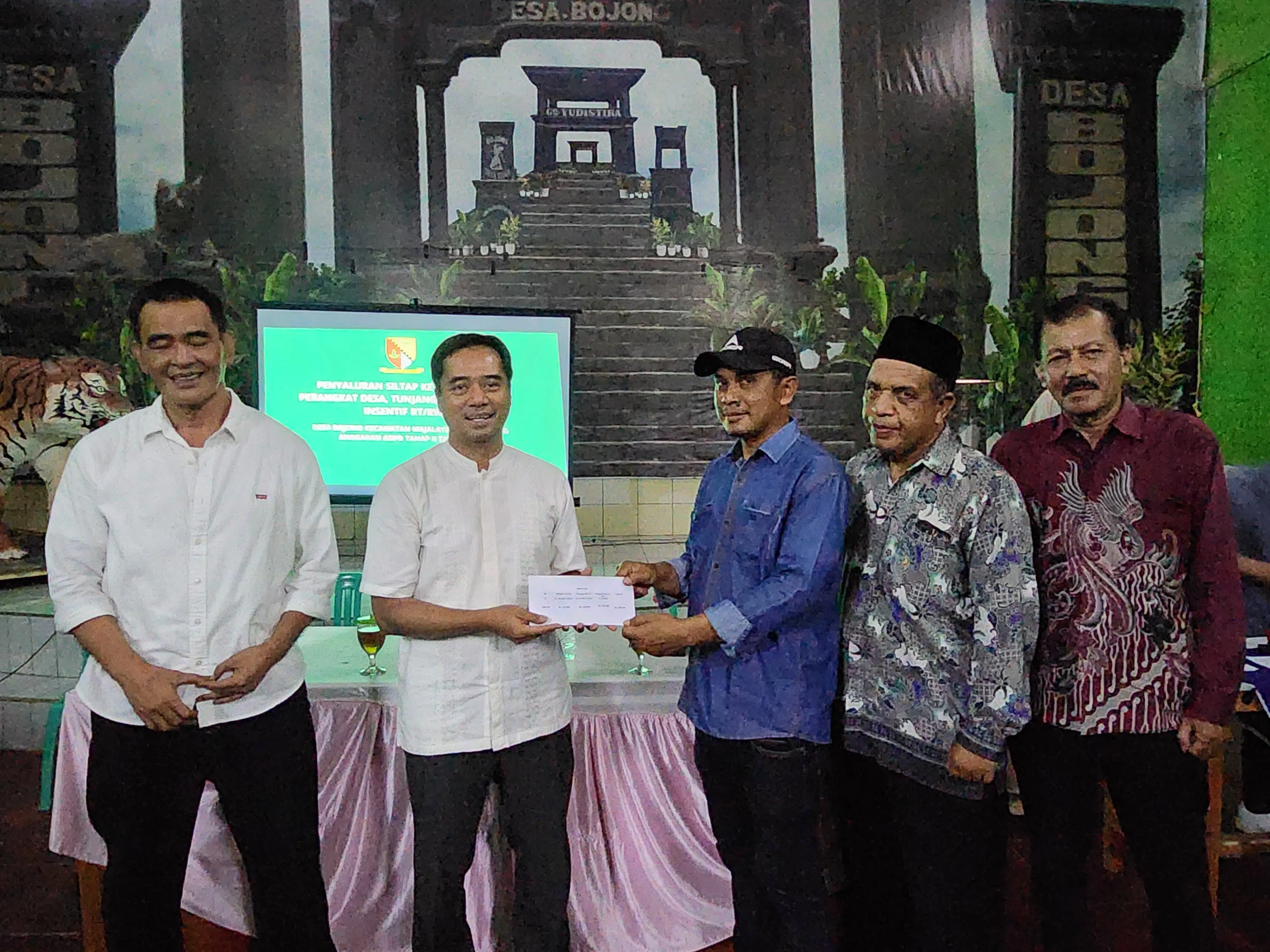 Camat Majalaya Rofiran Hadiri Penyaluran Siltap dan Tunjangan di Desa Bojong